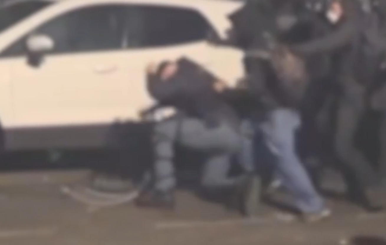  🇮🇹 POLIZIA SOTTO ATTACCO A TORINO.