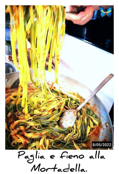 TAGLIATELLE PAGLIA e FIENO con la mortadella. 