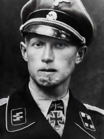 Un ufficiale decorato. Una fine violenta. 