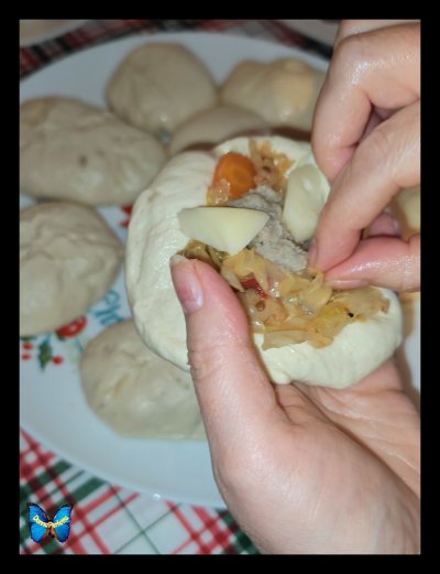 PERISCHIE' CAPUSTI. (calzoni ucraini).   La preparazione dell'imbottitura, del piccolo calzone