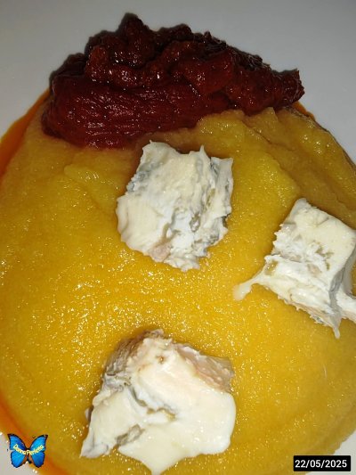 POLENTA CON SUGO E GORGONZOLA.